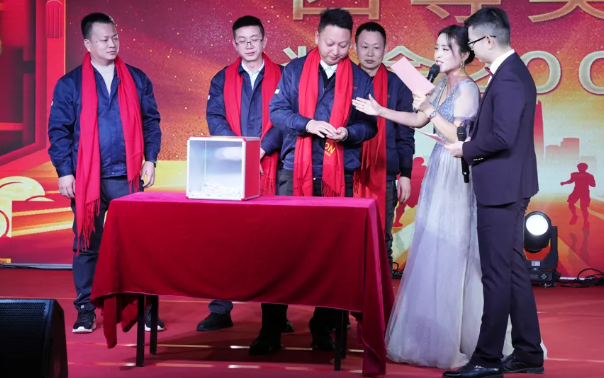 黄石unibet优胜客官网2024年终晚会：凝心聚力，共创鲜丽！